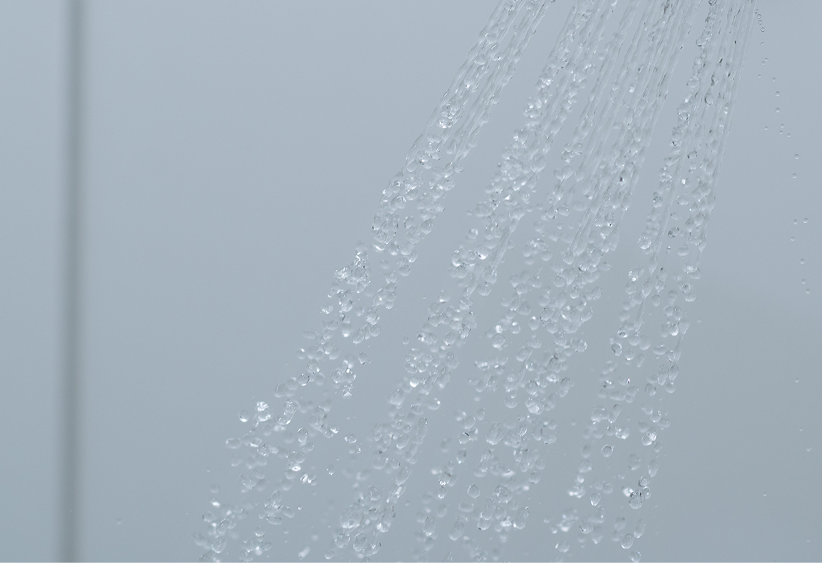 Απεικονίζεται η ροή νερού, από ένα τηλέφωνο μπάνιου